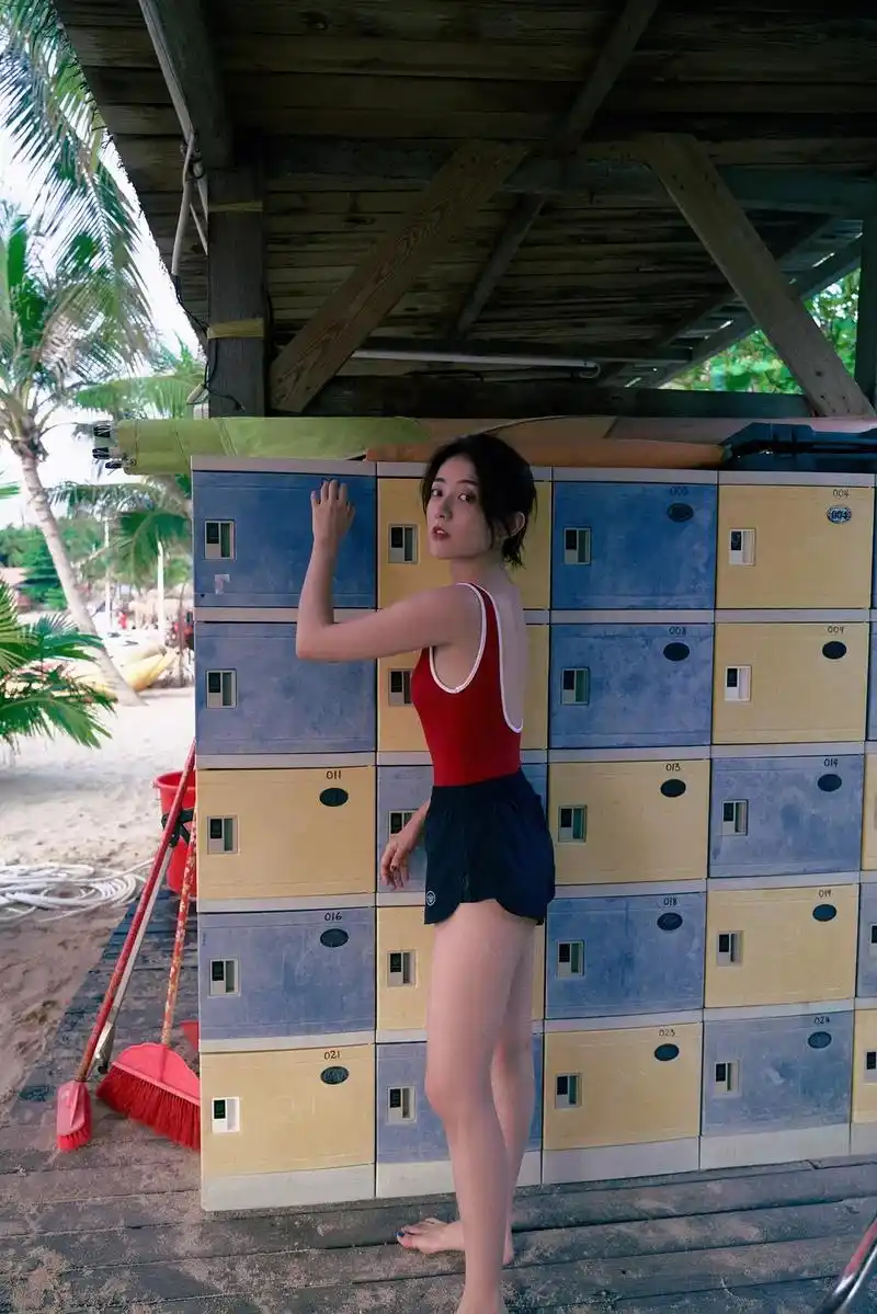 中国内地女演员梁洁,穿大红色泳装,性感俏皮