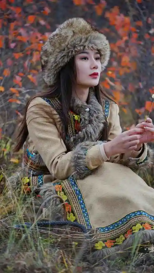 青春靓丽,身穿端庄美丽蒙古服女孩,白马相伴,畅游山水