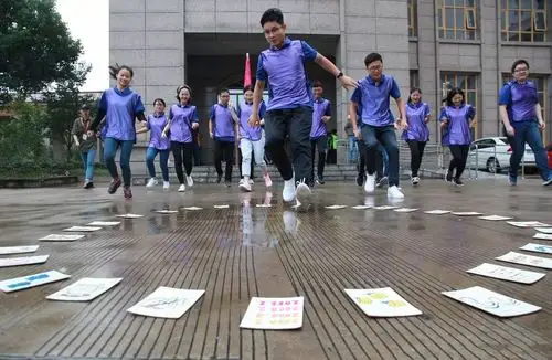 "一声令下,小组成员飞奔而至指定区域,急速60秒学员们要按照从小到大