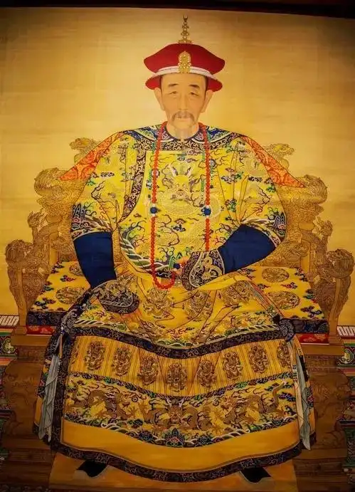 说到清圣祖康熙帝,那可以说是除了努尔哈赤和皇太极外,清朝12帝中最能