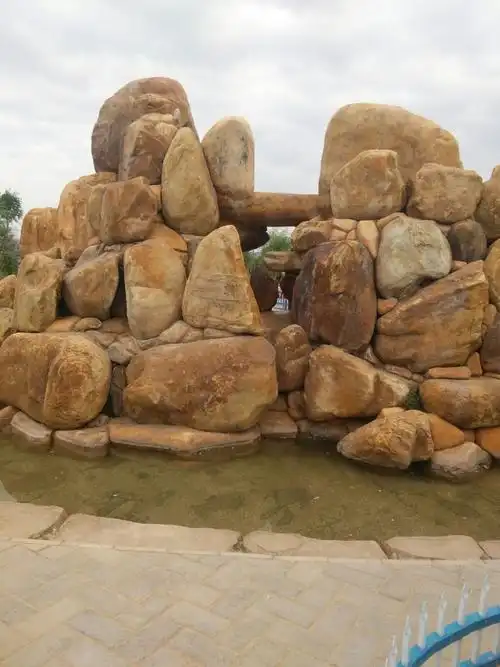 石头堆的假山真是壮观