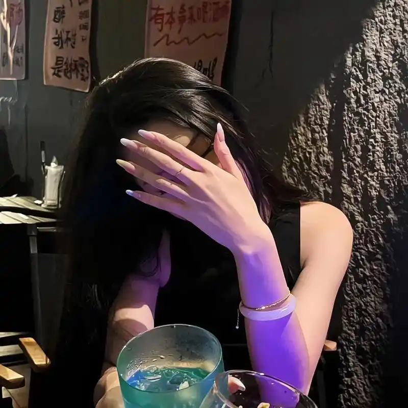 酒醒了 人可以回家,但心去哪?#女生头像 #氛围感拉满的头像