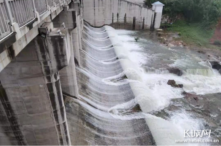保定满城区龙门水库泄洪闸泄洪.