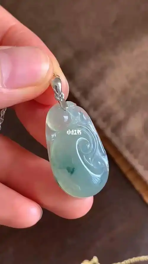 一千多点的金扣头翡翠冰飘花如意吊坠