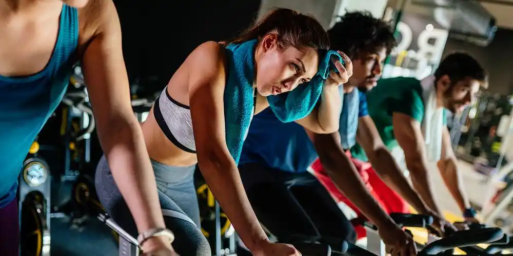 点击查看更多订阅内容> 你在健身房的跑步机上跑步,会发现你正在流汗