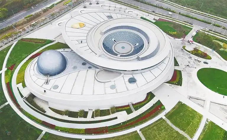 这是从空中俯瞰位于上海浦东临港的上海天文馆主体建筑(4月2日摄尬