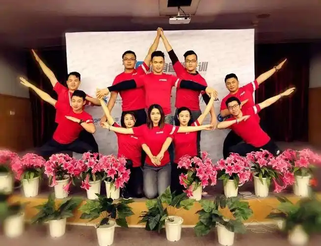 给你五个高大上的集体拍照模板第二个游戏是心有灵犀——模仿照片摆出