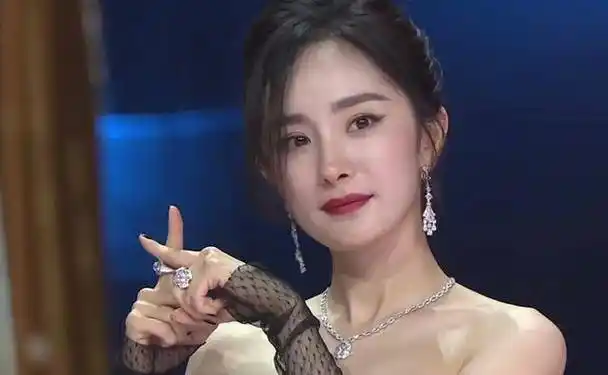 就像近日,《拾光盛典》活动举行,去到现场的很多明星艺人都成了红毯上