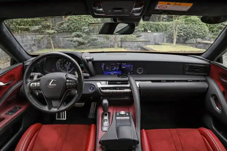 雷克萨斯lc500h 运动版内饰