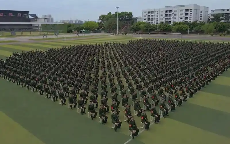 武警警官学院队列会操绝对排面 航拍镜头下俯瞰"横平竖直"