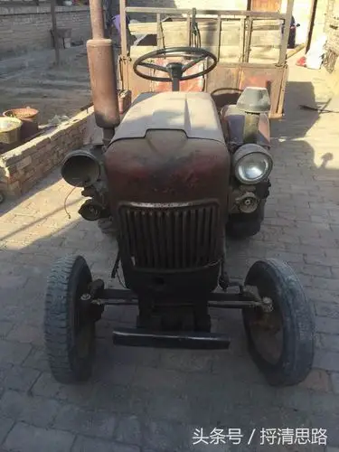 82年的老一代东方红拖拉机35年前就至此一辆网友称老古董