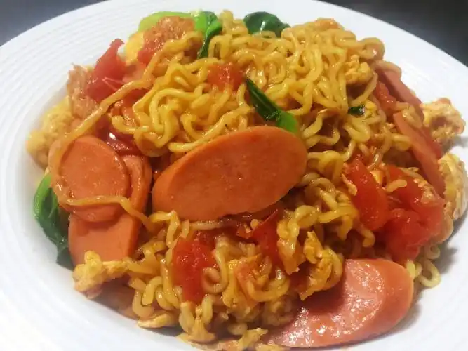 炒方便面煎羊肉芹菜猪肉白菜馅儿饺子儿子吃炒方便面我吃煎饺子#今天