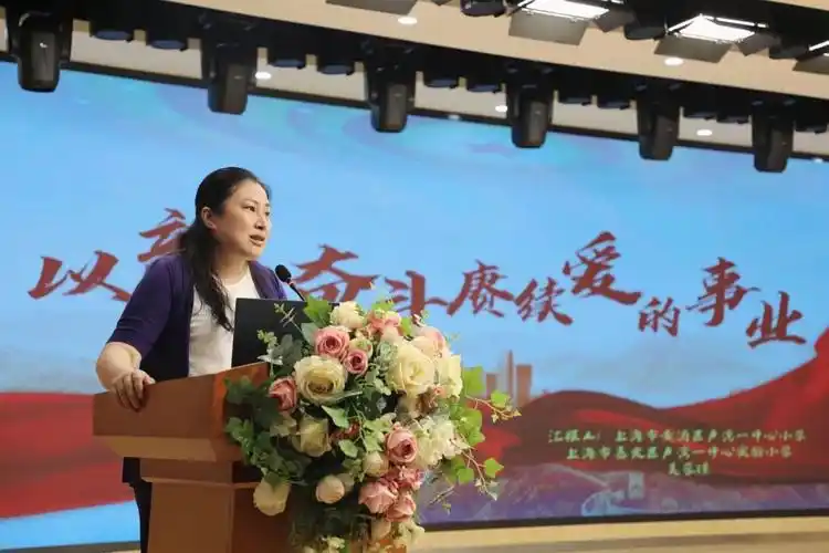 "云朵妈妈"——记上海市黄浦区卢湾一中心小学校长吴