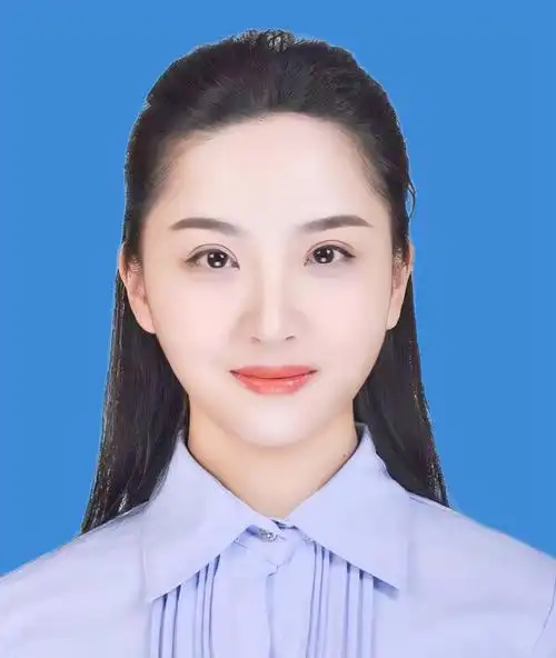 一个颜色均可我们准备一张白色底的证件照准备好待改背景色的证件照