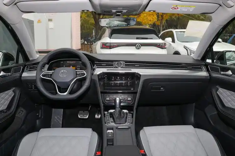 2023款 迈腾 200万辆纪念版 280tsi 领先型内饰