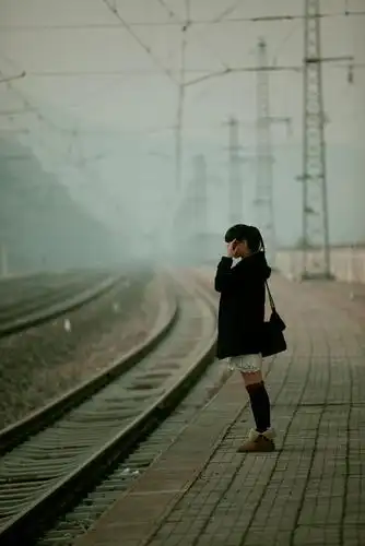 孤单的月台,一个伤感的姑娘等待着.