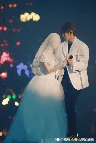 蔡徐坤白色西装上演初雪梦幻婚礼,看清怀里的新娘,ikun哭了