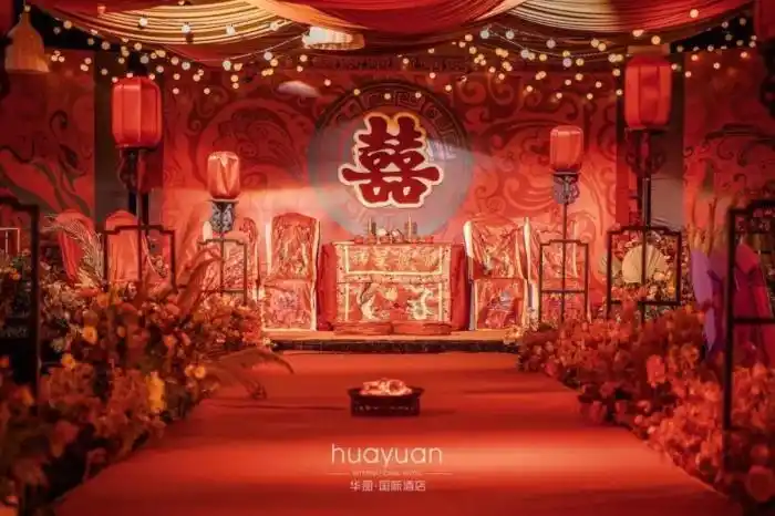 打开uc浏览器 查看更多精彩图片中式婚礼的现场布置可以红色为主色