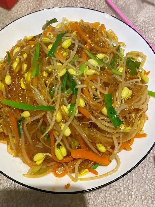 黄豆芽炒粉条美味简单