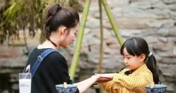 拉着小山竹走路的时候,真的很有一家三口的感觉,而且不管从颜值还是从