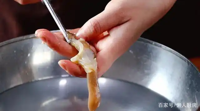 摘掉蛏子里面的内脏和腮部位,把蛏子清洗干净,备用.