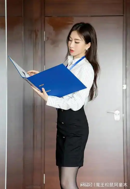 房地产女秘书白衬衫黑短裙穿搭精明干练职业范十足