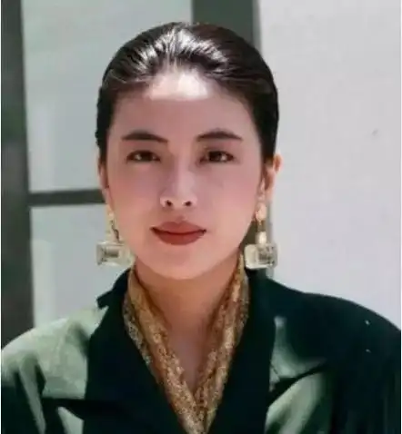 52岁罗美薇近照曝光依然年轻漂亮似小姑娘网友好耐看