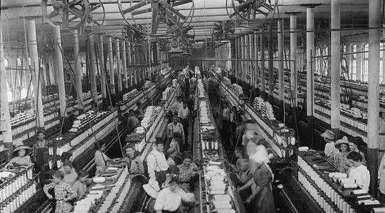 英国的工业革命并无事先计划,在新建的工厂周围成长的城市也毫无规划