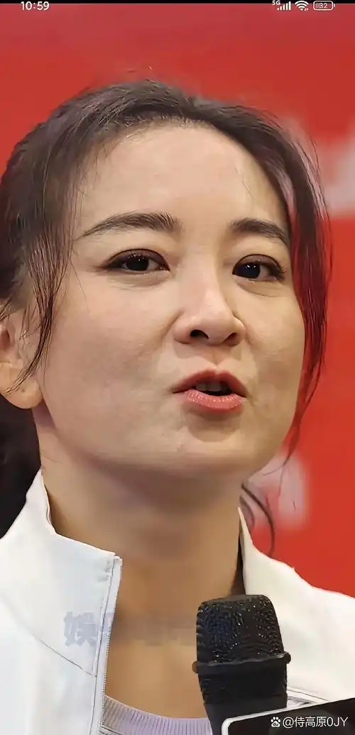 贾玲近照超惊艳 最近贾玲出席活动的近照火了,照片里的她穿着运动套装