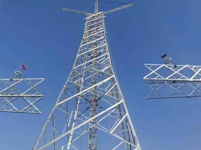 青海送变电施工人员采用落地式双摇臂抱杆进行铁塔吊装工作.王启平 摄