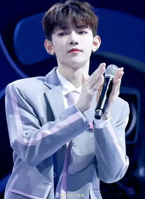 在韩国c位出道的中国人:章昊创造新历史!