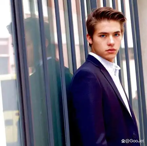 最近,法国新人男演员 benjamin cotte(本杰明·科特)引起了我的关注.