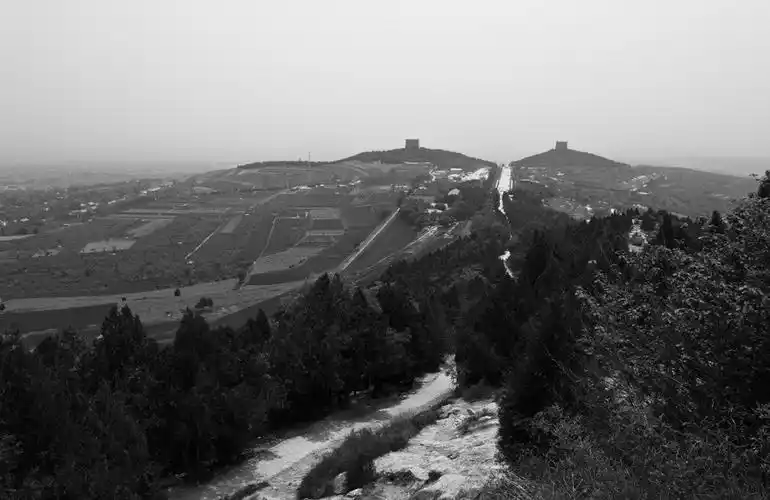 站在乾陵的墓道口位置上下看.