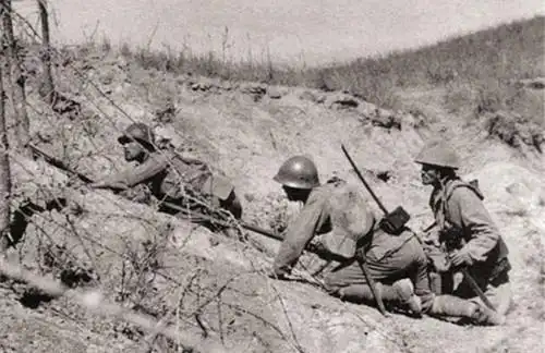 日军侵华老照片:侵华日军排队上慰安所,女汉奸和鬼子打情骂俏