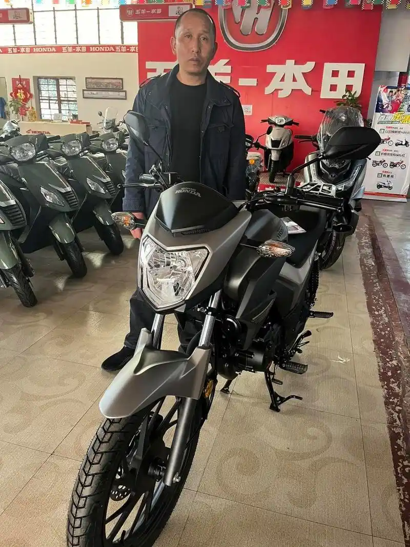 帅哥喜提五羊本田帅影150