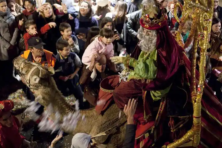 西班牙举行三王节巡游