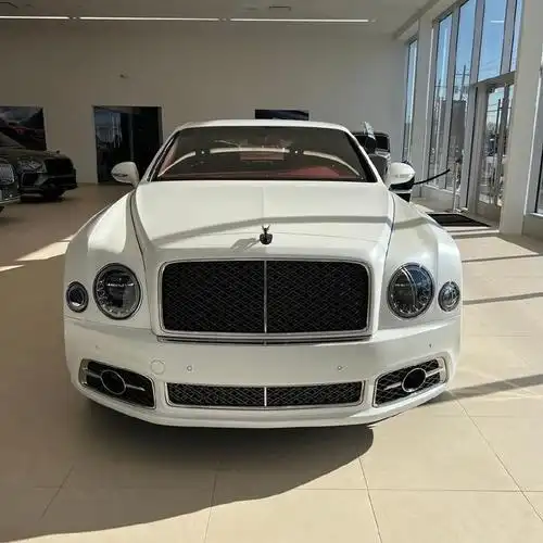 宾利慕尚实车,我一直觉得白色搭配是最好的色彩之一,更何况用在了眼前