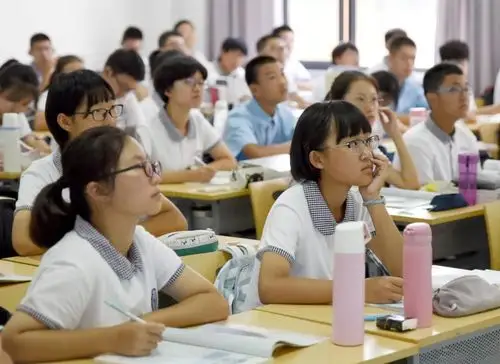 课堂是高中生活最重要的场所,二中的课堂无论是严谨求实,不断创新的