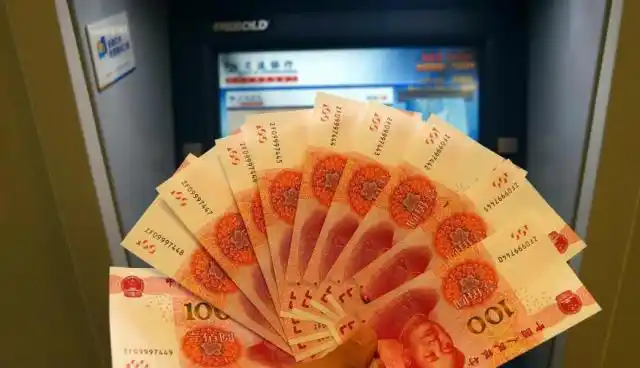 新版百元人民币发行 市民争相换新钞