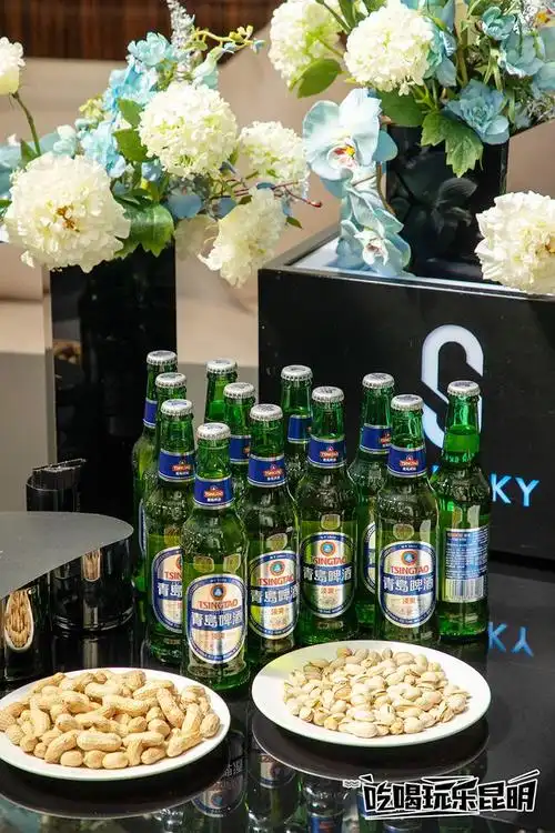 夜晚想要释 放自我,抛弃烦恼用口感新鲜,清爽独特的青岛啤酒唱响音乐