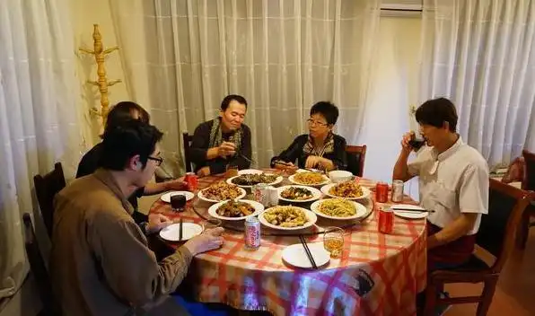 之前讲过参加酒局时,对酒桌礼仪的了解会让你在宴会上对各种情况应对