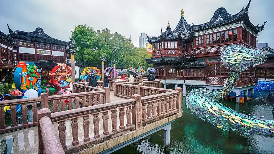 九曲桥上游客稀少,桥上的保安都比游客要多,九曲桥两侧满是彩灯,不过