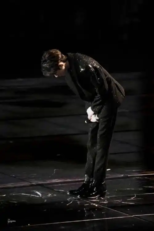 王源鞠躬的姿势#王源舞台谢幕鞠躬小合集三面90度深鞠躬表达对大家的