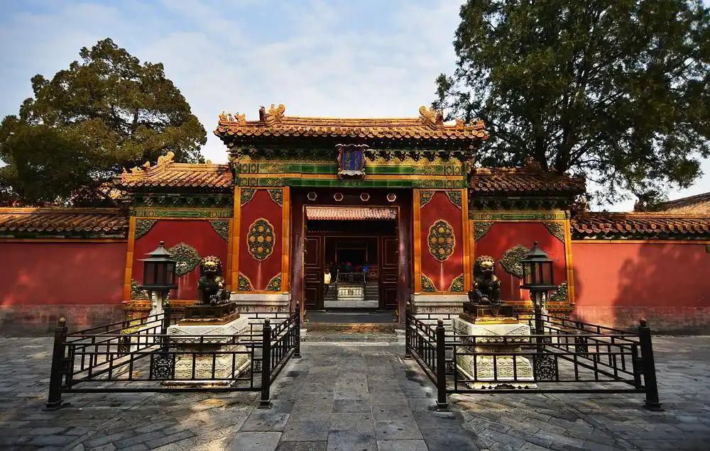 养心殿是皇帝居住的地方,如今却阴冷潮湿,这又是为什么呢?