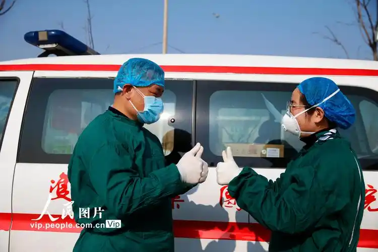 拥抱不足1分钟坚守疫情一线的夫妻情11