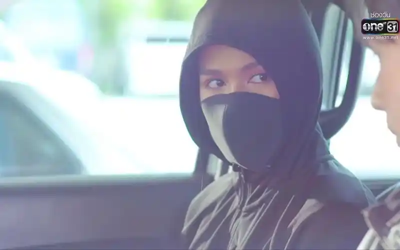 兜帽口罩蒙面女准备行动