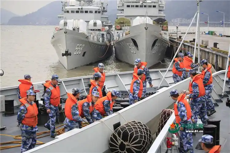 劈波斩浪 东海舰队某水警区舰艇编队实兵演练