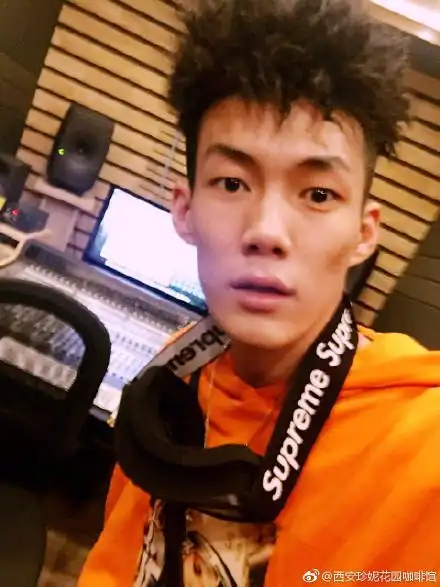 震惊红花会贝贝直播剁手指是什么情况为什么剁手指