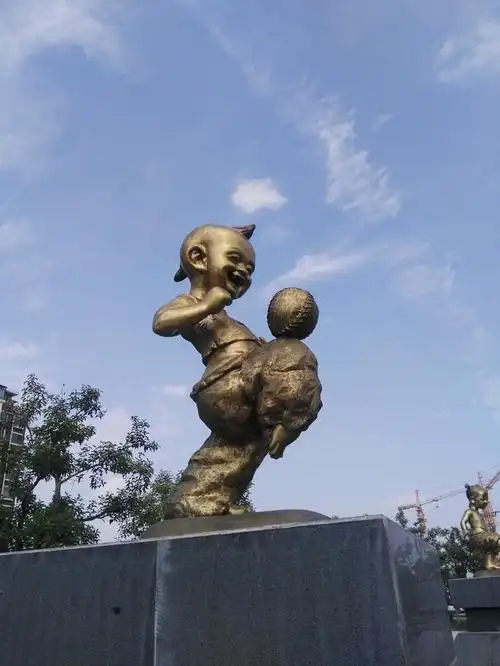 临淄:12"蹴鞠娃"亮相淄江花园广场