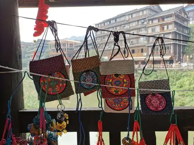 侗族刺绣 侗族妇女善刺绣,挑花,图案有花鸟鱼虫和飞禽走兽